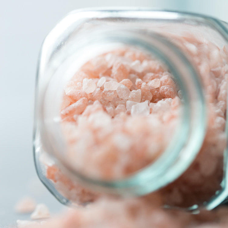 Розовая крупная соль. Соль для больших зубов. Розовая крупная соль в руках. Солевая ЖЖ. Почему едят много соли